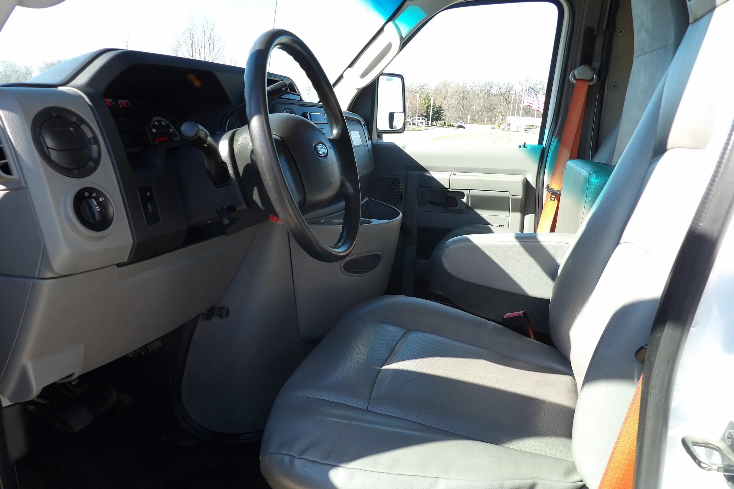 Used 2014 Ford E-350 and Econoline 350 Super Duty RWD image 14