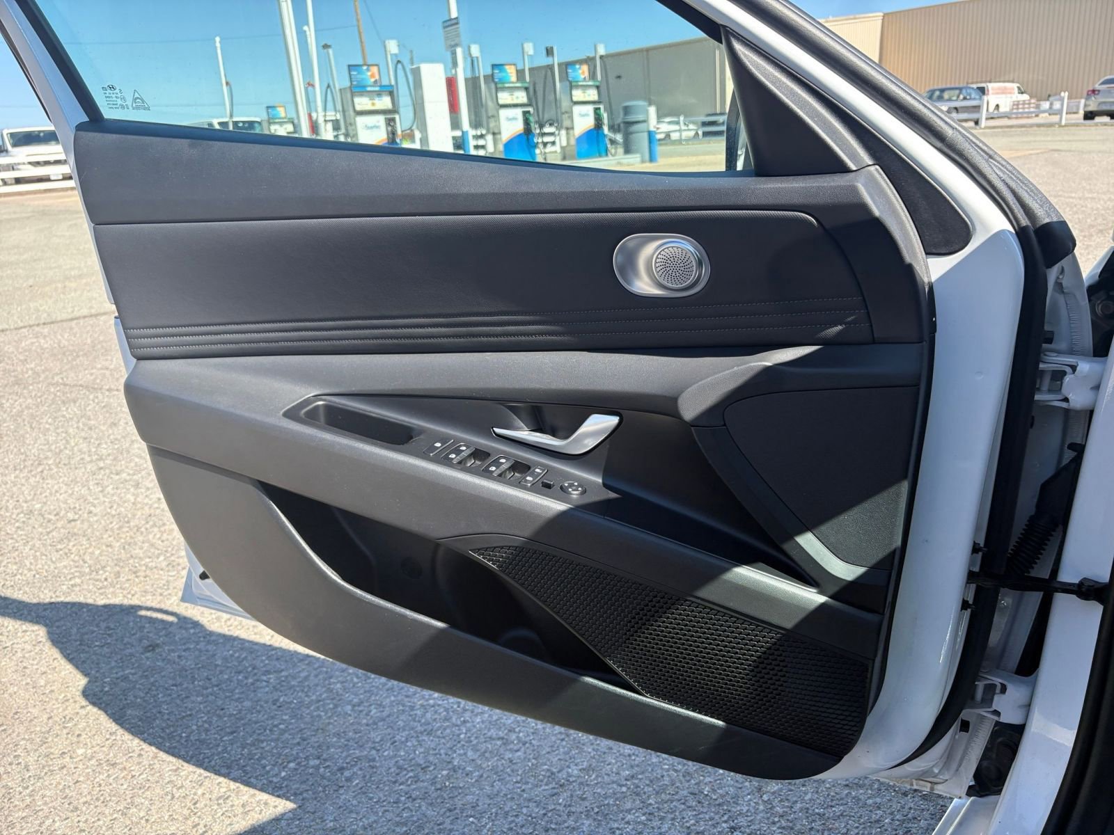 Used 2025 Hyundai Elantra SEL image 18