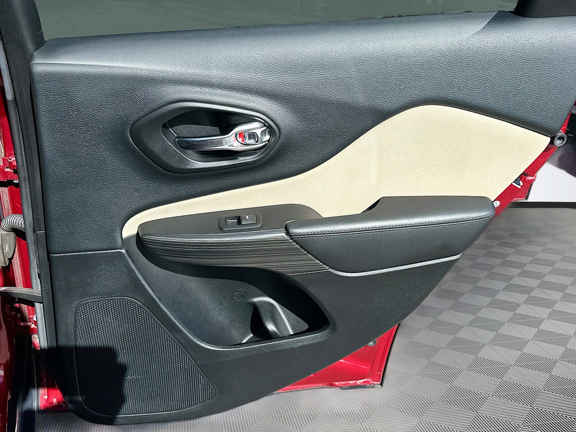 Used 2017 Jeep Cherokee Latitude image 31