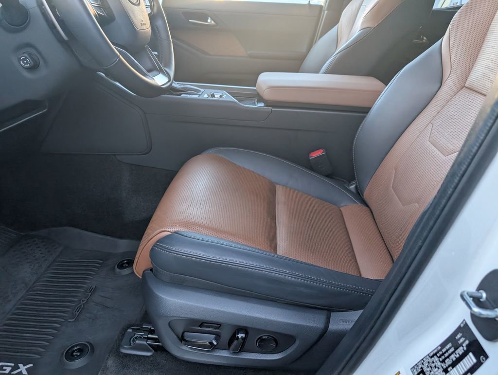 Used 2024 Lexus GX 550 w/ Accessory Package (2T) image 15