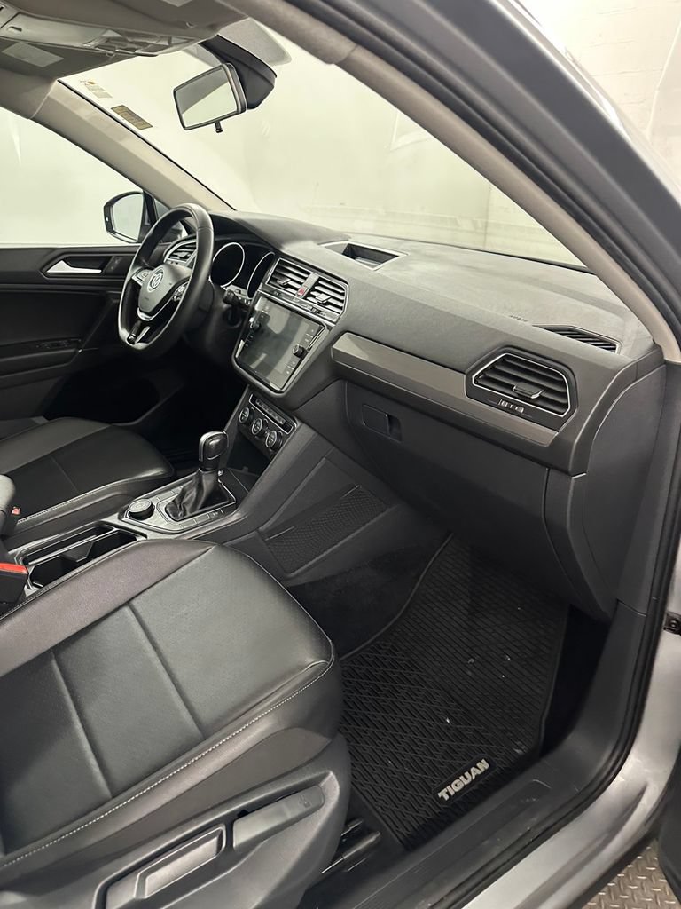 Used 2020 Volkswagen Tiguan SE w/ 3rd Row Seat Package AWD/4WD image 36