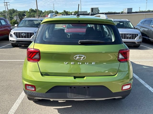 Used 2023 Hyundai Venue SEL FWD image 4