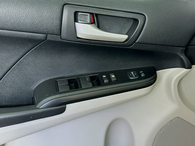 Used 2014 Toyota Camry L image 13