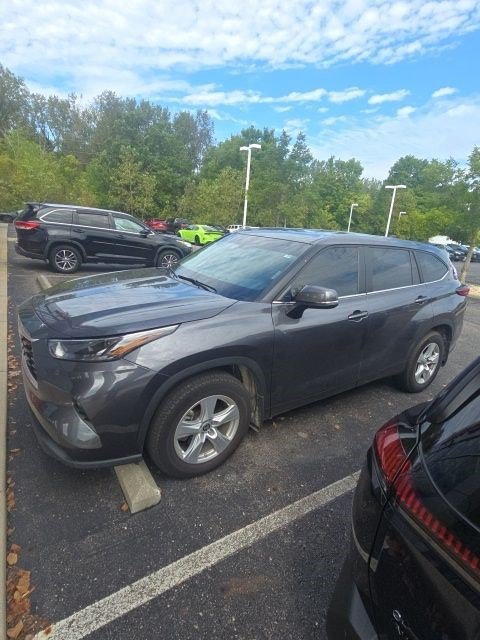 Used 2023 Toyota Highlander LE FWD image 3