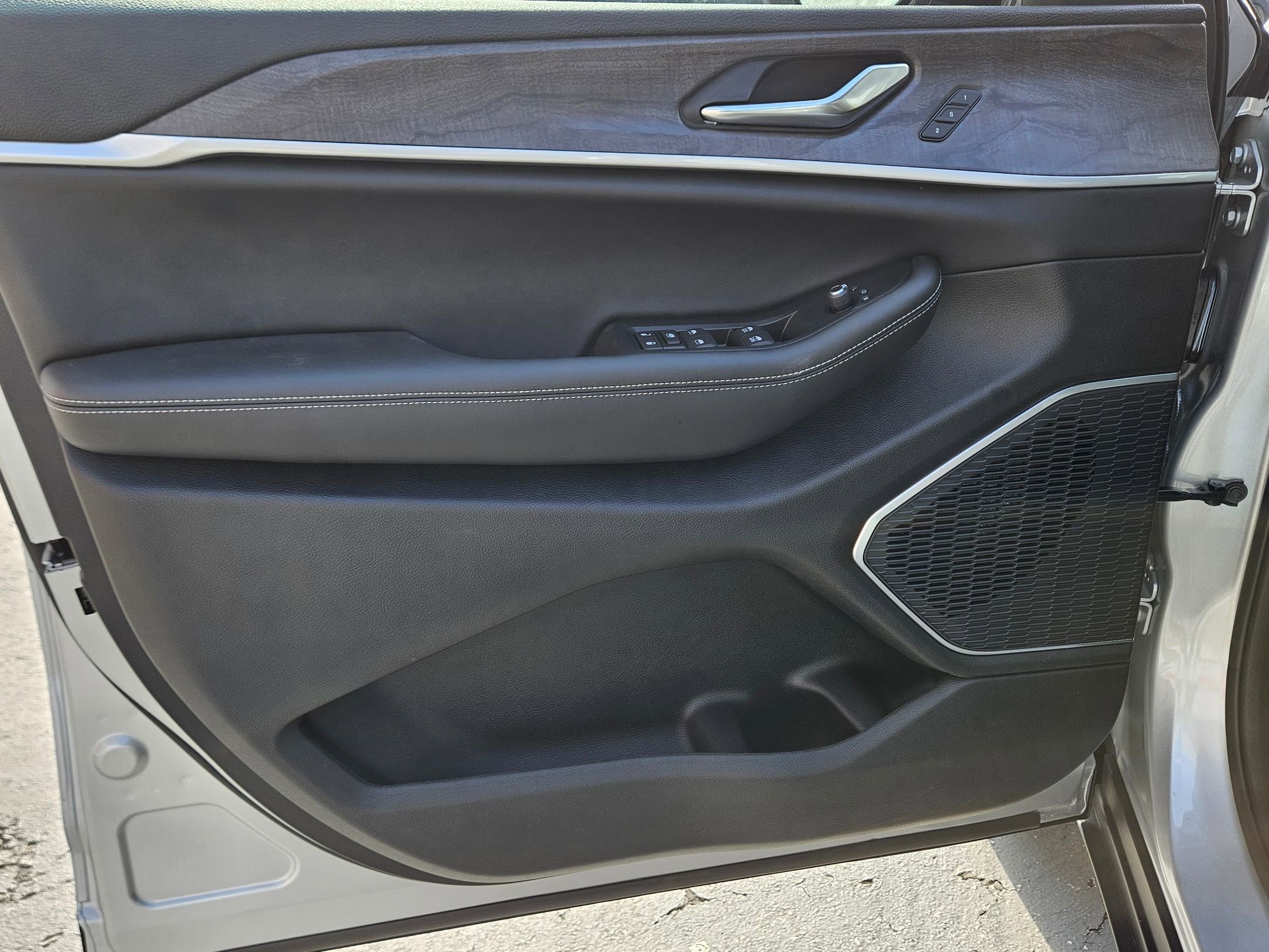 New 2025 Jeep Grand Cherokee L Limited w/ Luxury Tech Group II image 16