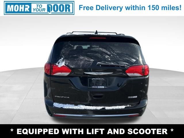 Used 2017 Chrysler Pacifica Touring-L image 6