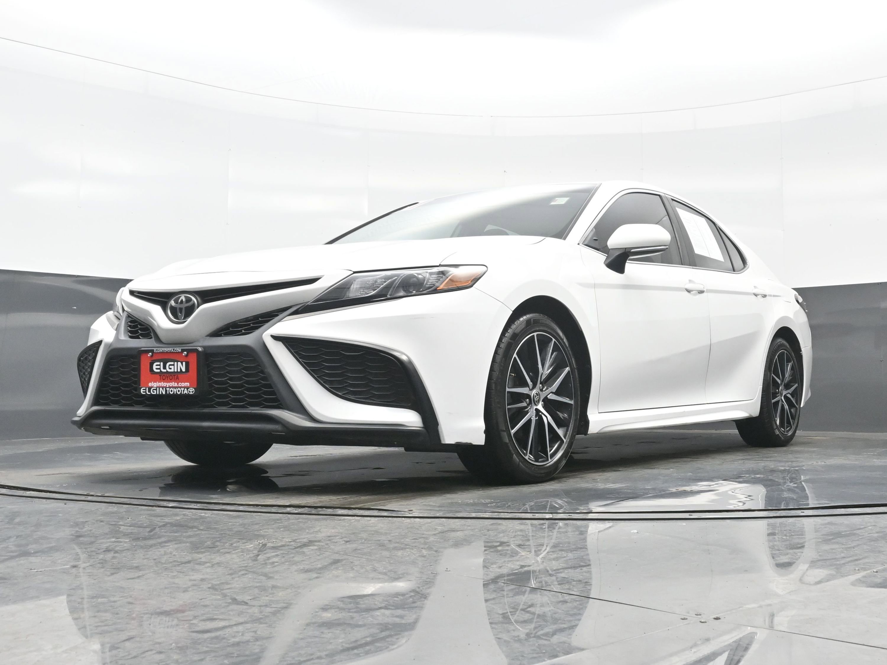 Used 2021 Toyota Camry SE w/ Cold Weather Package image 28