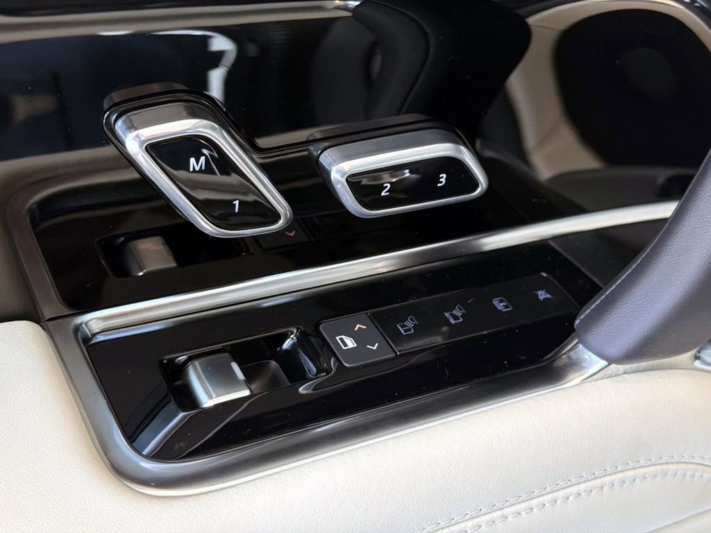 New 2025 Land Rover Range Rover Long Wheelbase Autobiography image 11