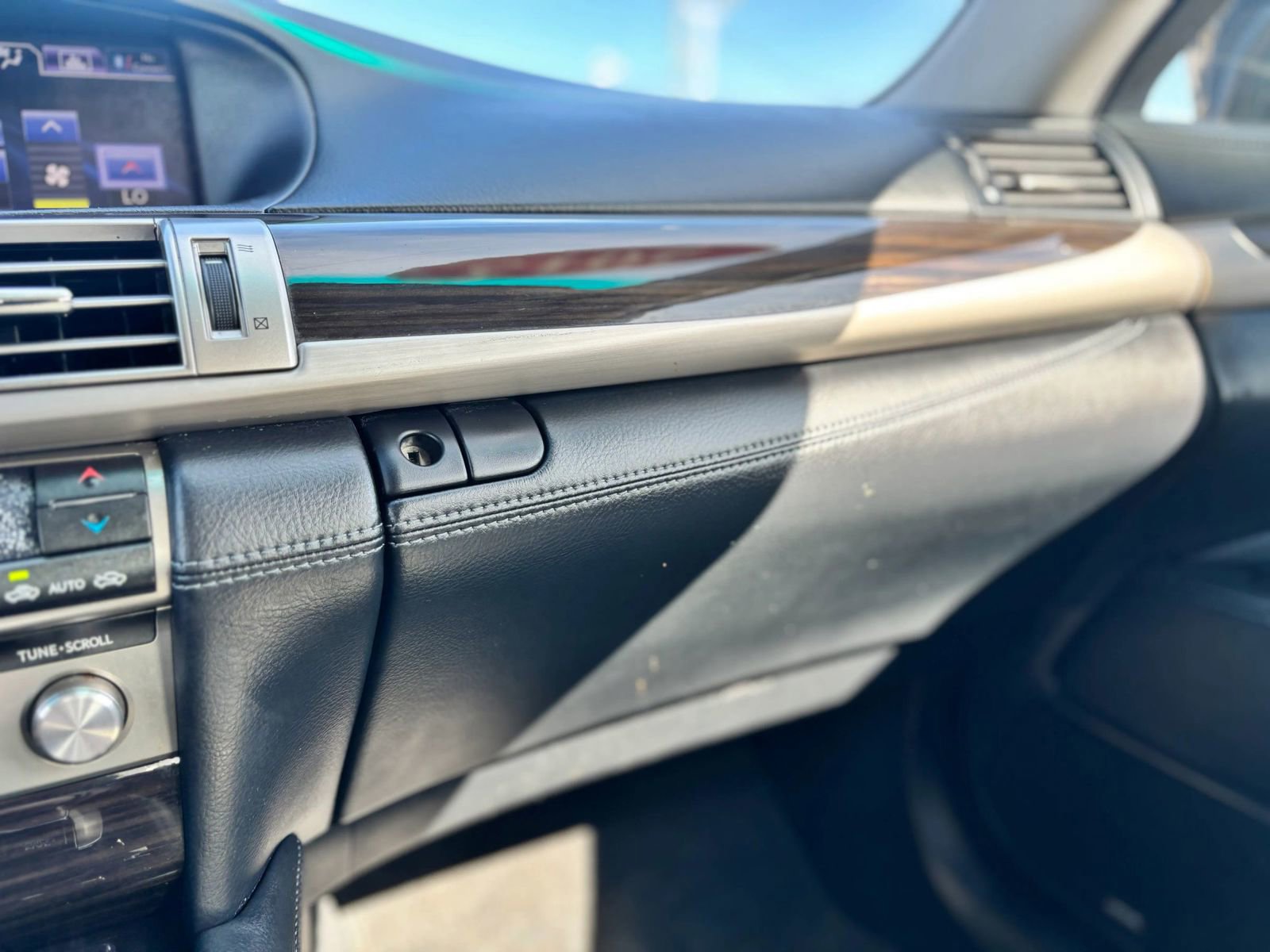 Used 2013 Lexus LS 460 LS 460 Sedan 4D w/ Comfort Pkg image 26