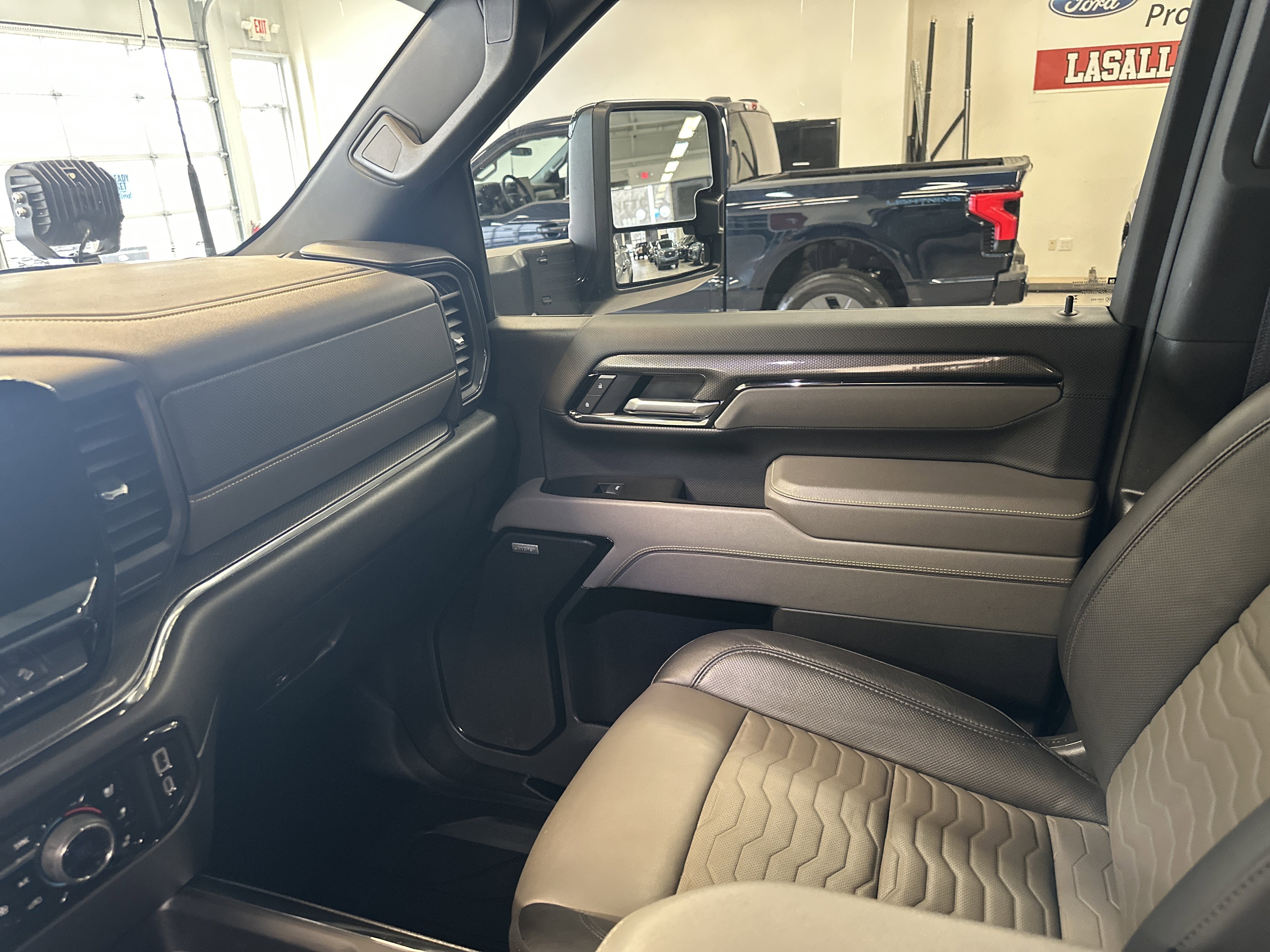 Used 2025 Chevrolet Silverado 2500 ZR2 w/ Technology Package image 27