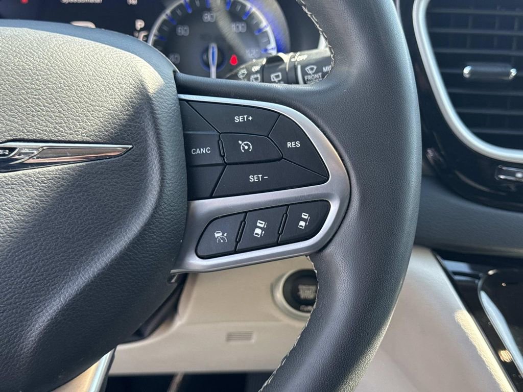 Used 2023 Chrysler Pacifica Touring-L FWD image 28