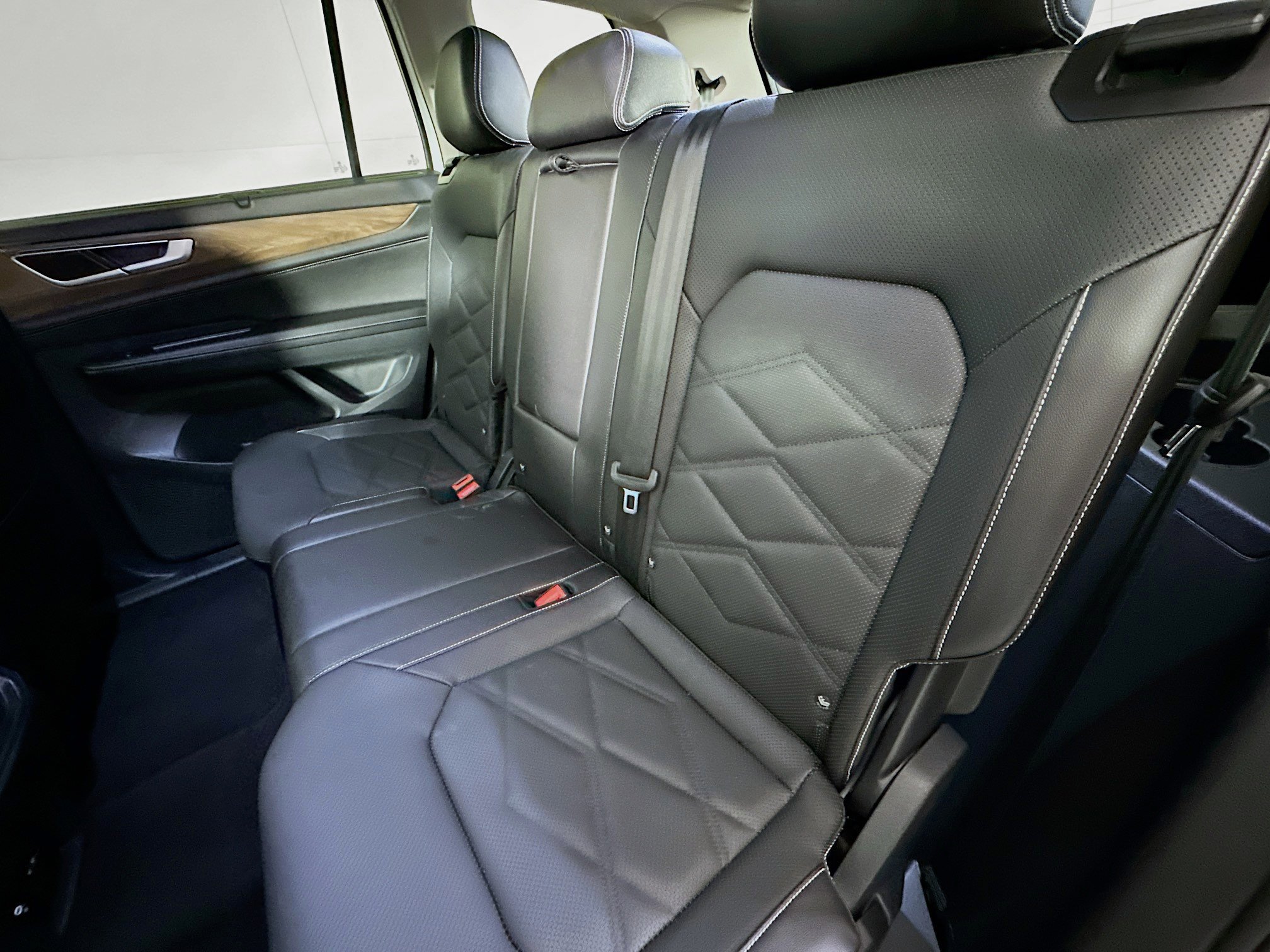 Used 2025 Volkswagen Atlas SE image 28