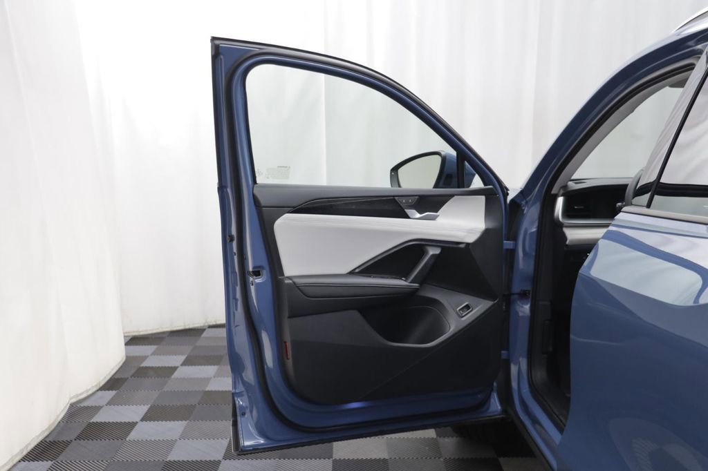 Used 2025 Volkswagen Tiguan SE w/ Panoramic Sunroof Package AWD/4WD image 4
