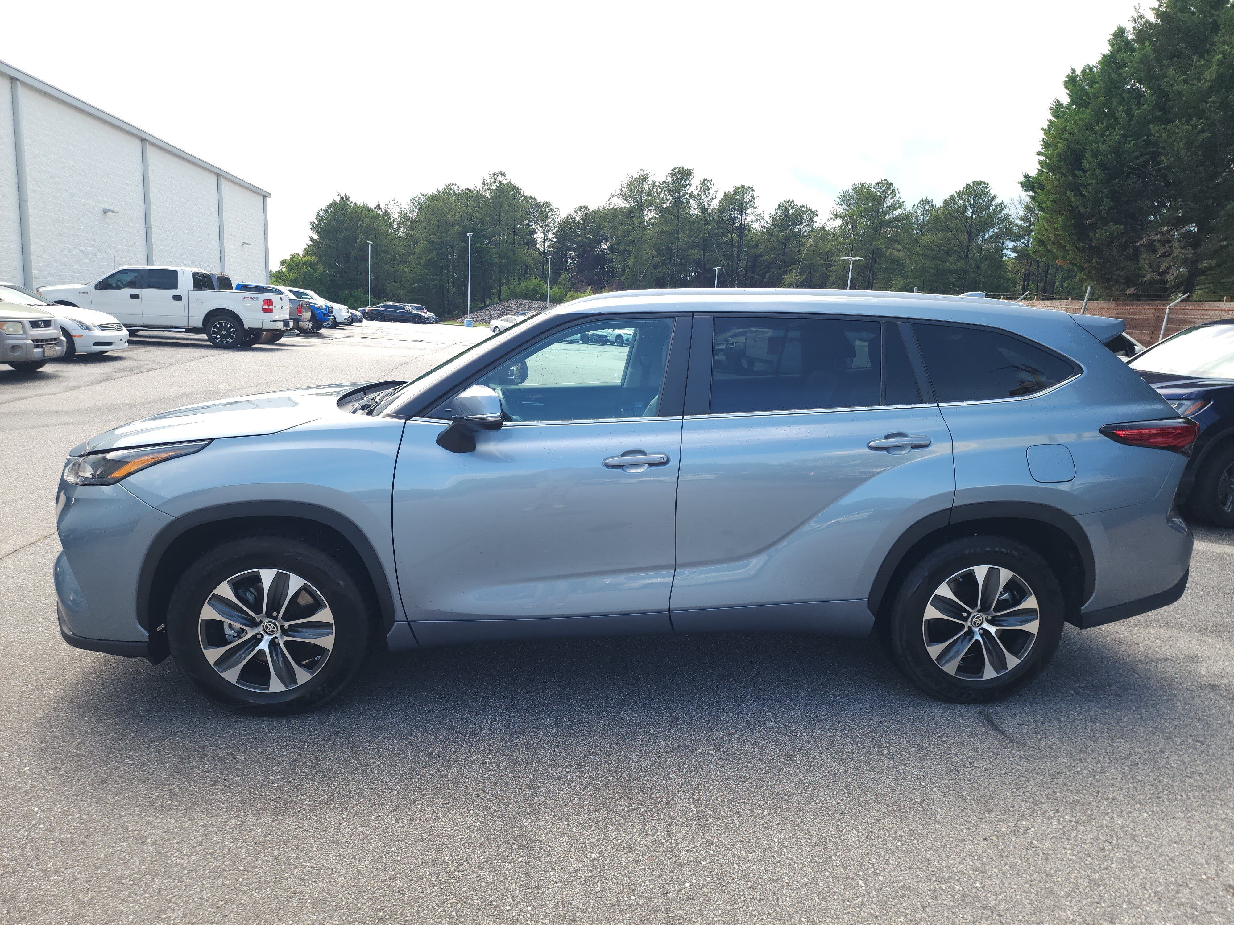 Used 2023 Toyota Highlander XLE FWD image 8