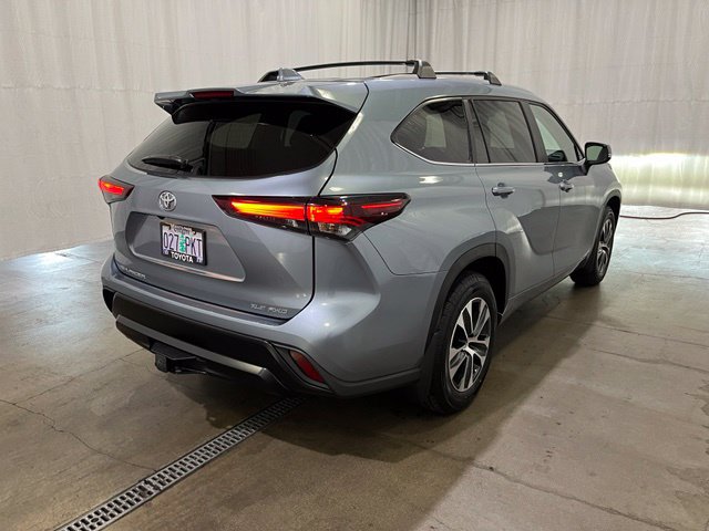 Used 2024 Toyota Highlander XLE AWD/4WD image 3