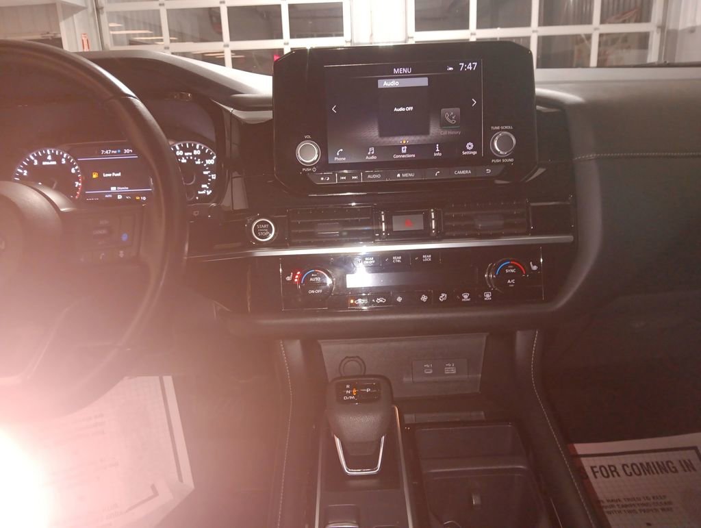 Used 2024 Nissan Pathfinder SV image 18