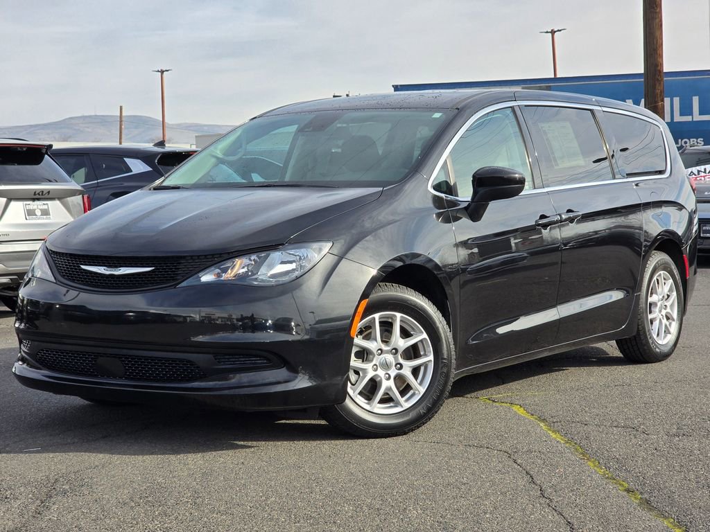 Used 2023 Chrysler Voyager LX image 1