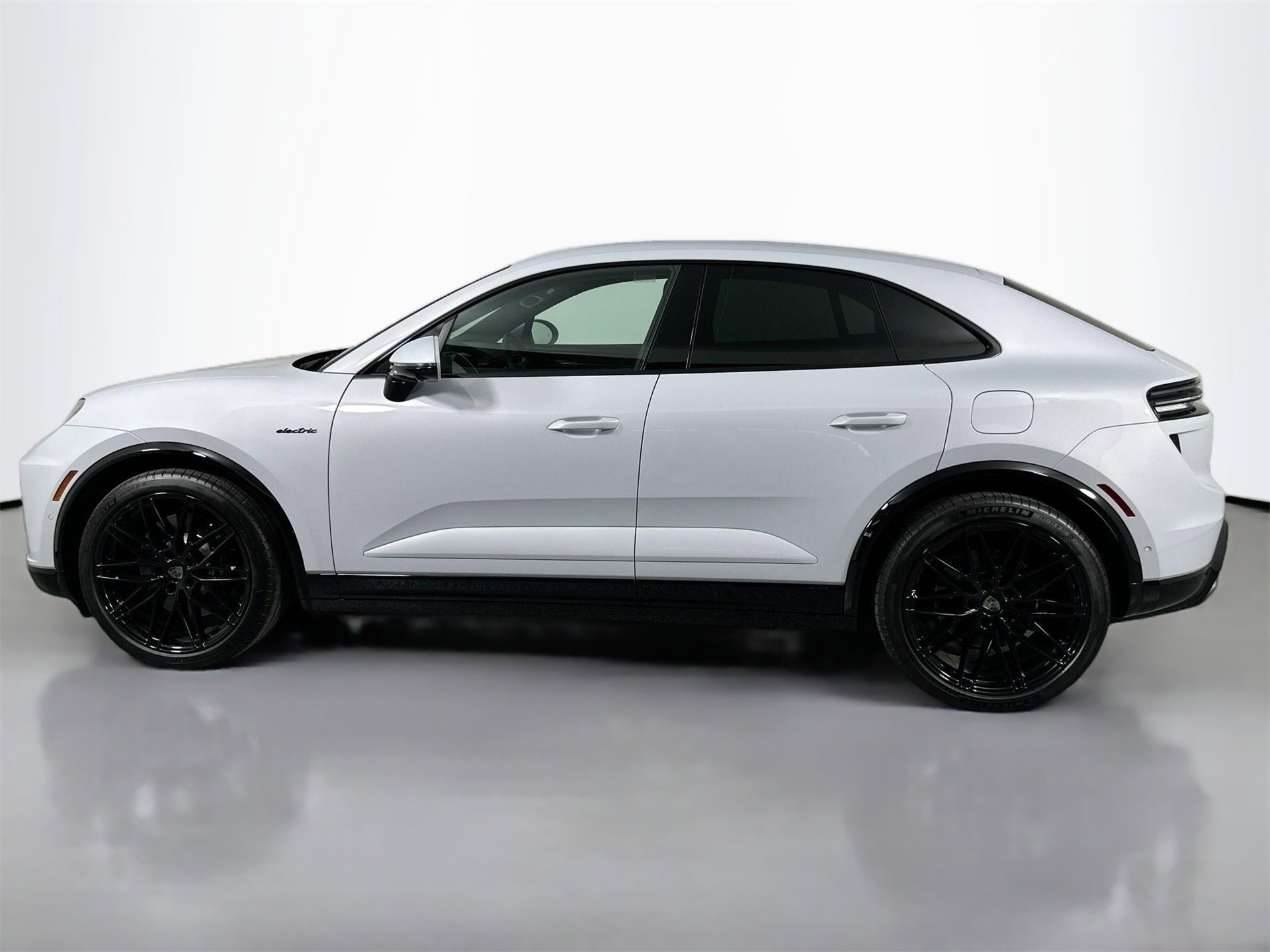 Certified 2025 Porsche Macan Turbo Electric image 2