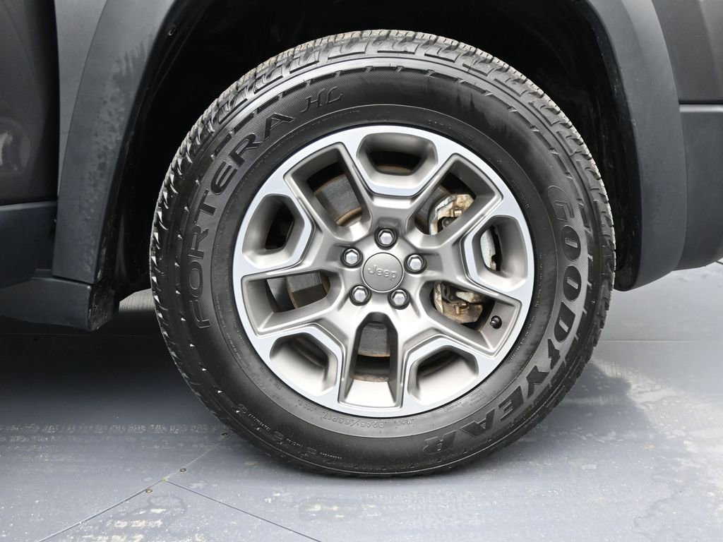 Used 2022 Jeep Cherokee Trailhawk w/ Premium Leather Package image 35