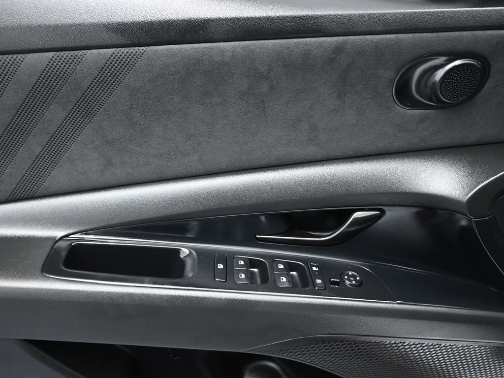 Used 2025 Hyundai Elantra N Base image 17