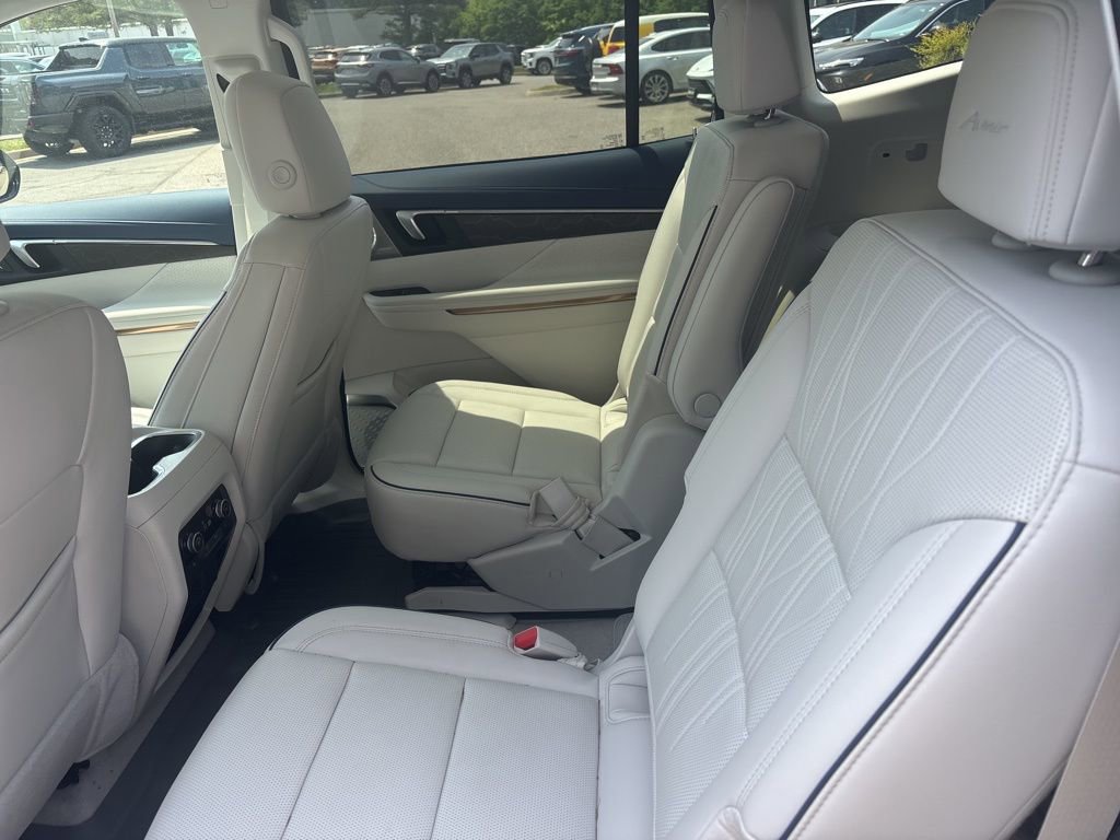 Used 2026 Buick Enclave Avenir AWD/4WD image 7