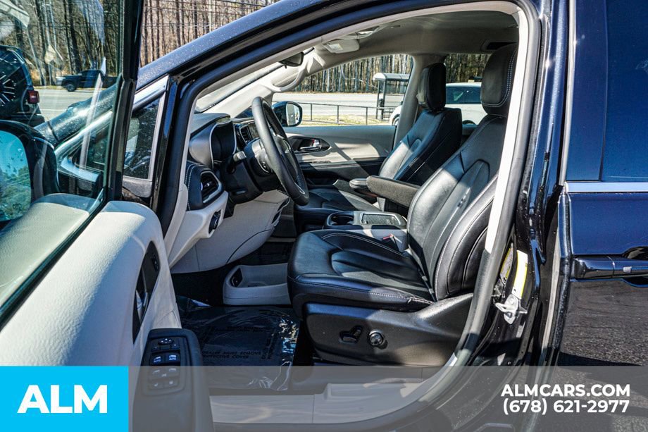 Used 2024 Chrysler Pacifica Select image 19