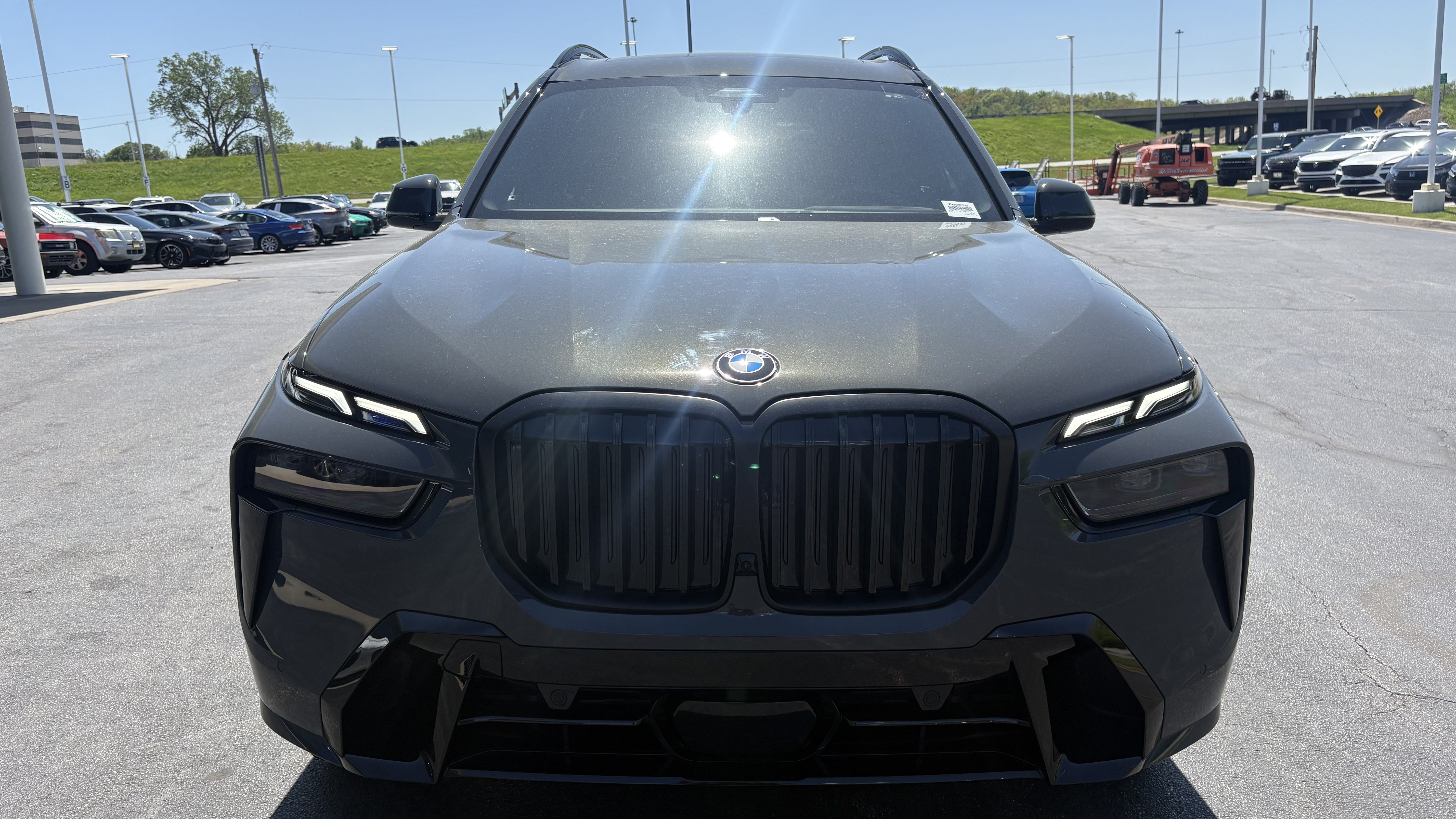 Used 2026 BMW X7 xDrive40i w/ M Sport Package AWD/4WD image 3