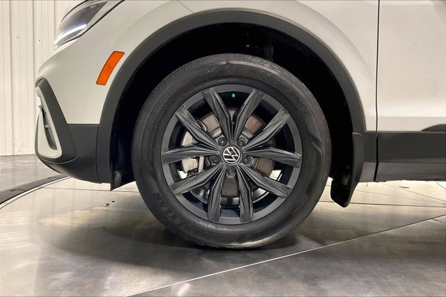 Used 2024 Volkswagen Tiguan SE w/ Panoramic Sunroof Package FWD image 9