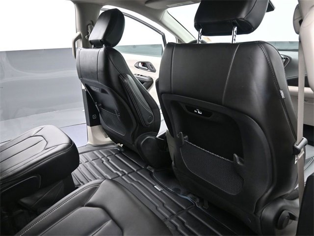Used 2023 Chrysler Pacifica Touring-L image 16