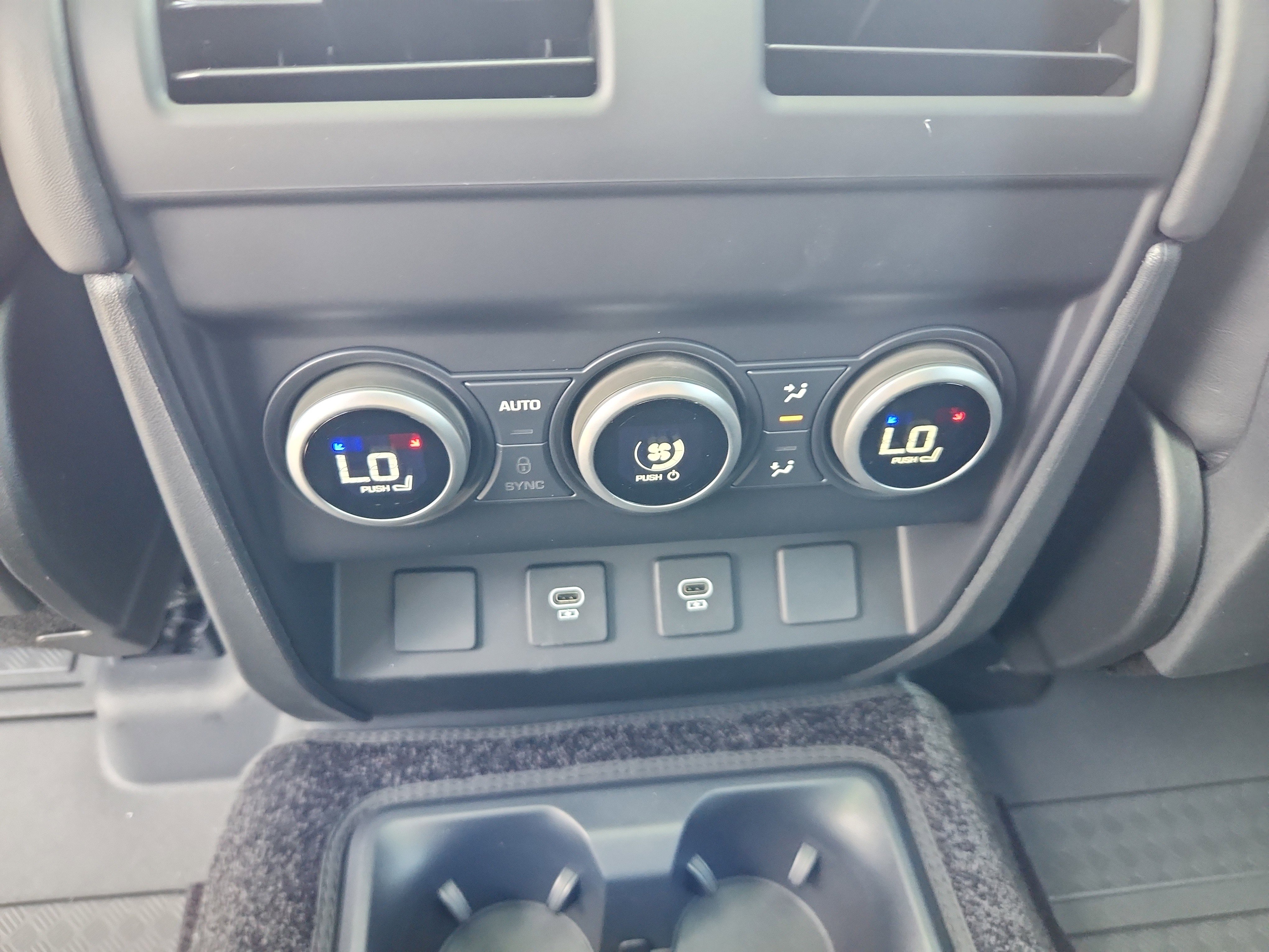 Used 2025 Land Rover Defender 130 X-Dynamic SE image 24