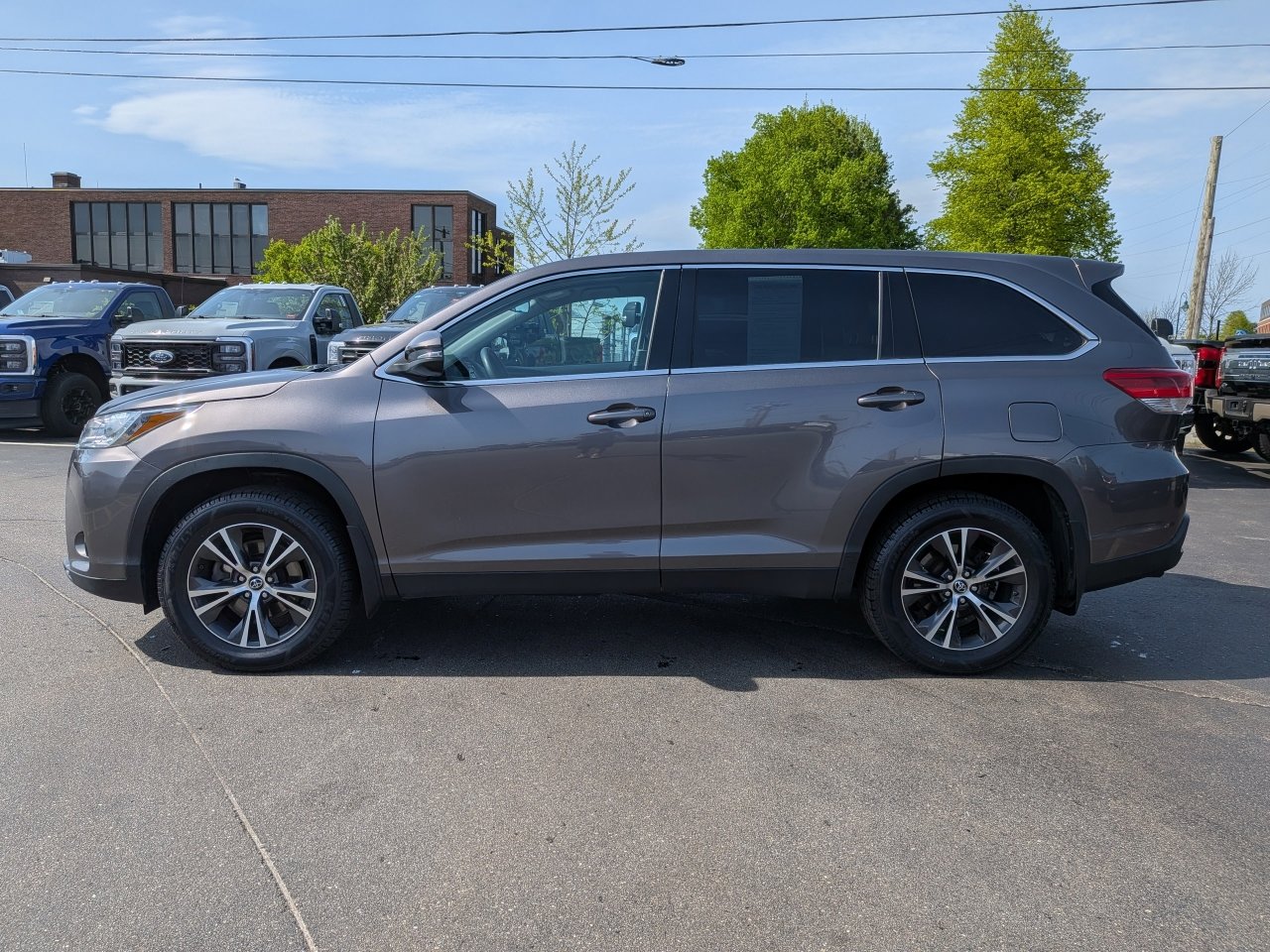 Used 2019 Toyota Highlander LE w/ Carpet Mat Package (TMS) AWD/4WD image 7