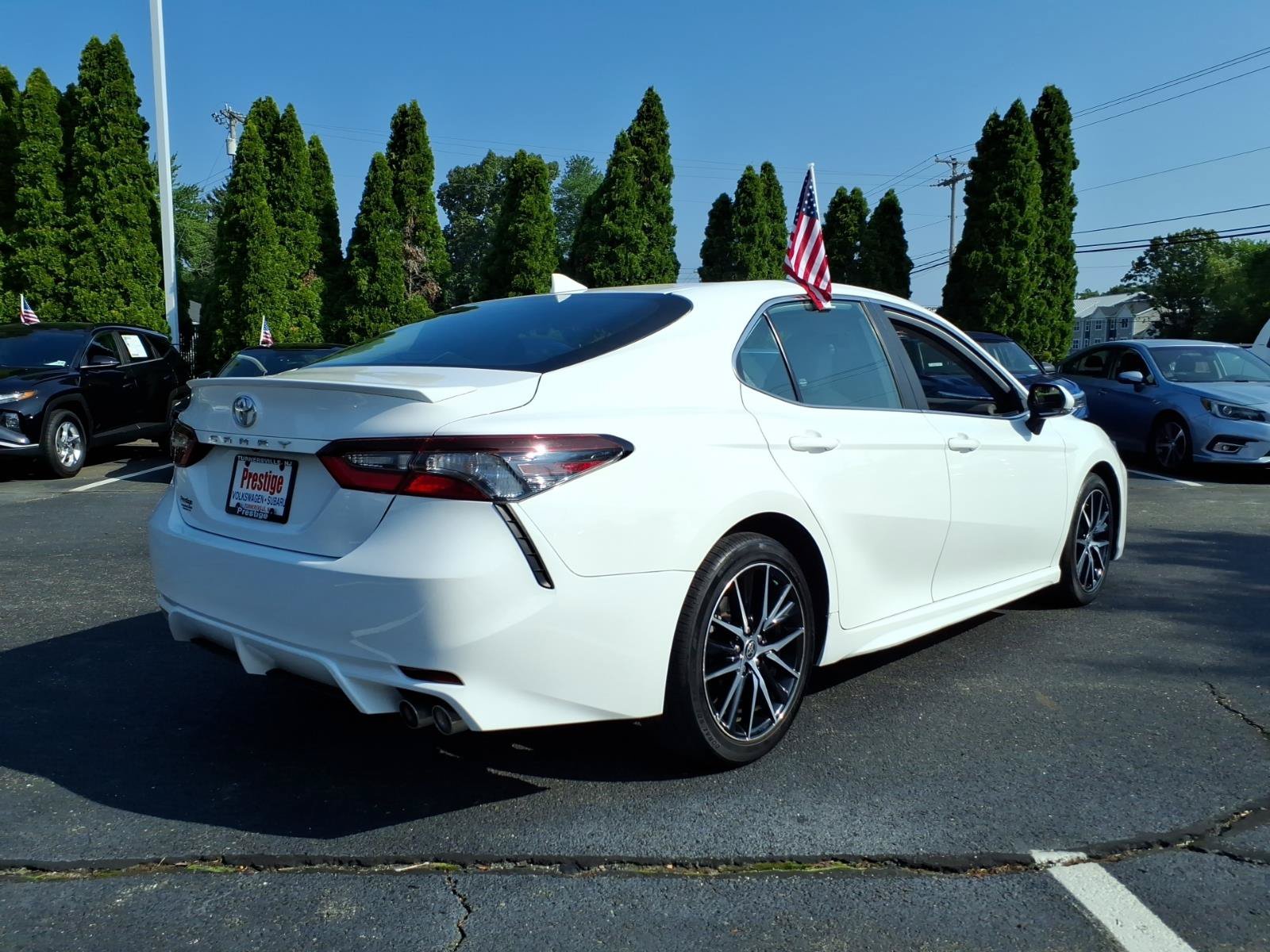 Used 2022 Toyota Camry SE FWD image 2