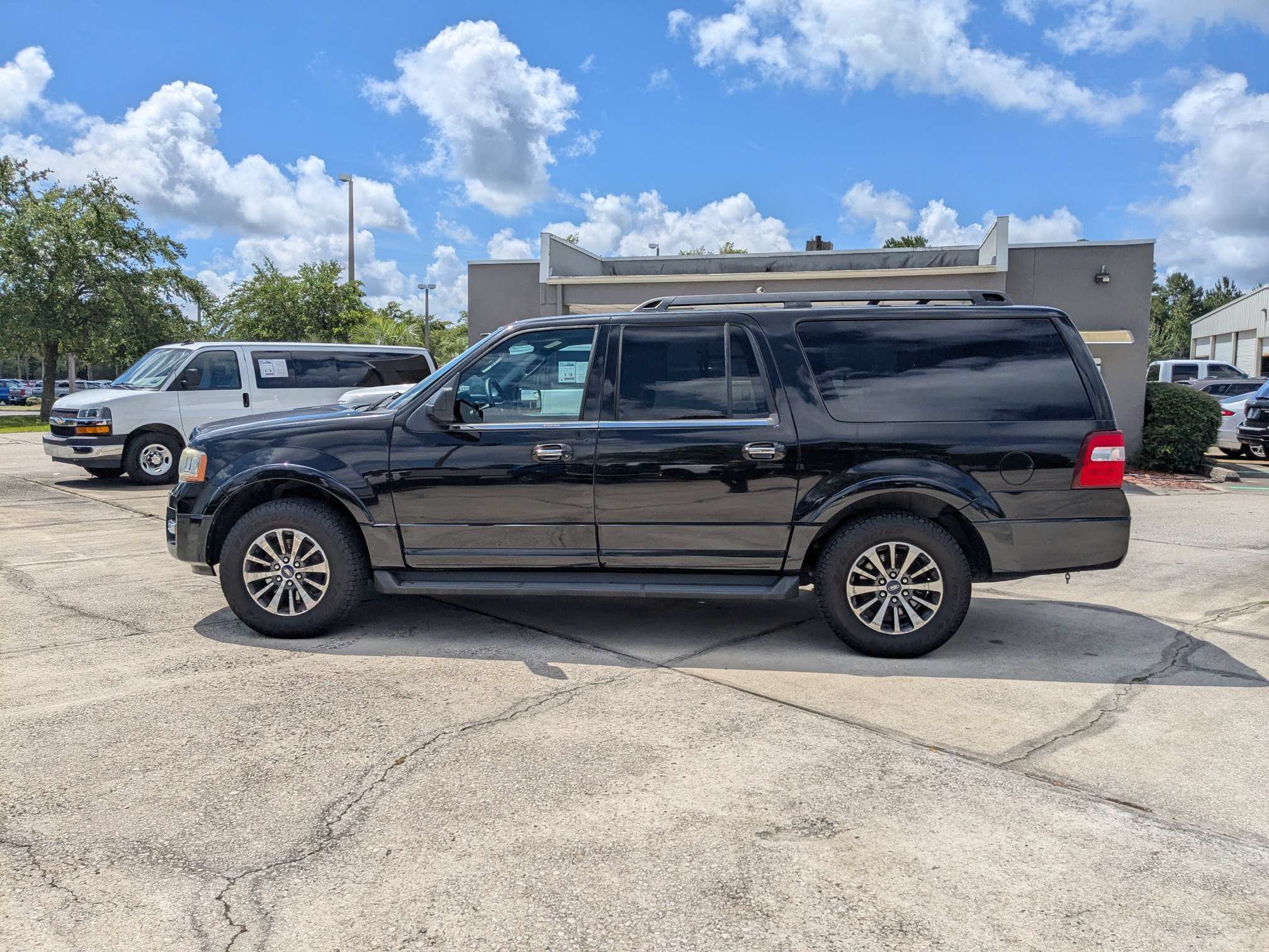 Used 2016 Ford Expedition EL XLT w/ Equipment Group 202A RWD image 7