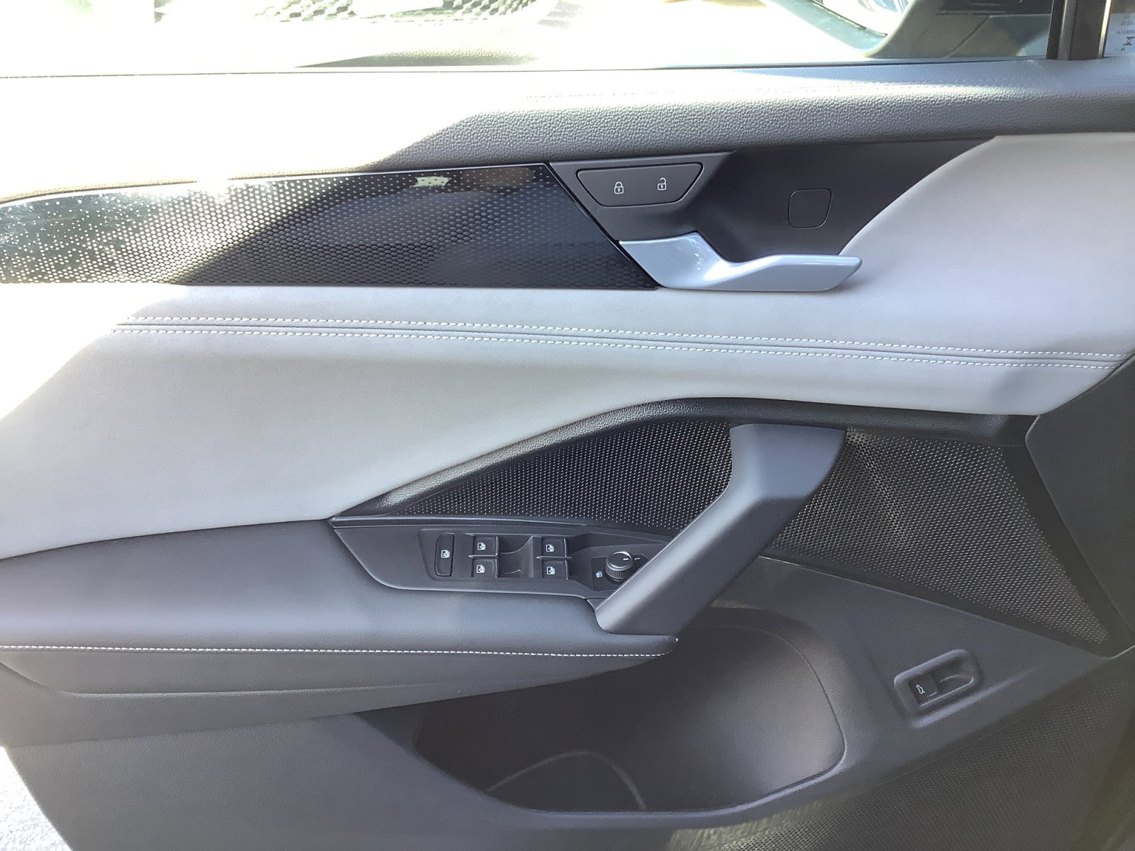 New 2026 Volkswagen Tiguan SE R-Line image 28