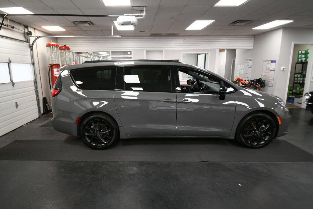 Used 2025 Chrysler Pacifica Limited FWD image 9
