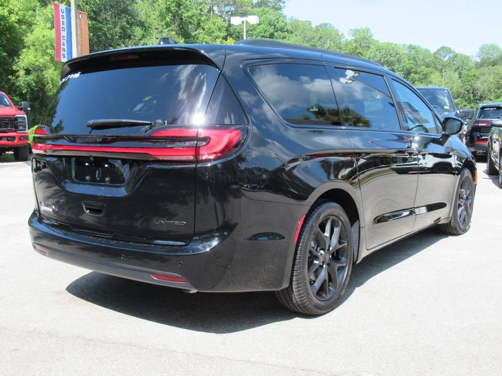 New 2027 Chrysler Pacifica Limited FWD image 7