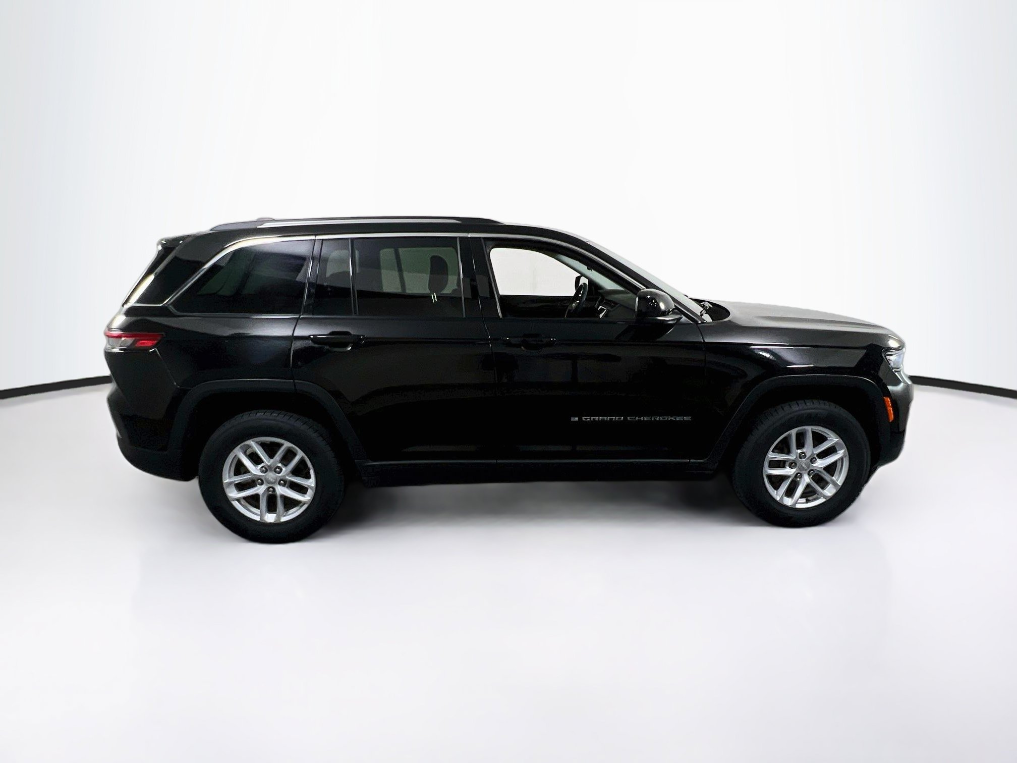 Used 2023 Jeep Grand Cherokee Laredo AWD/4WD image 4