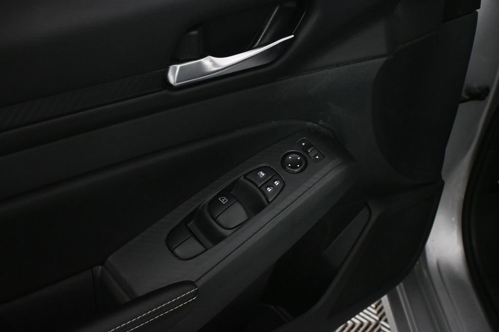 Used 2024 Nissan Altima 2.5 SV image 8