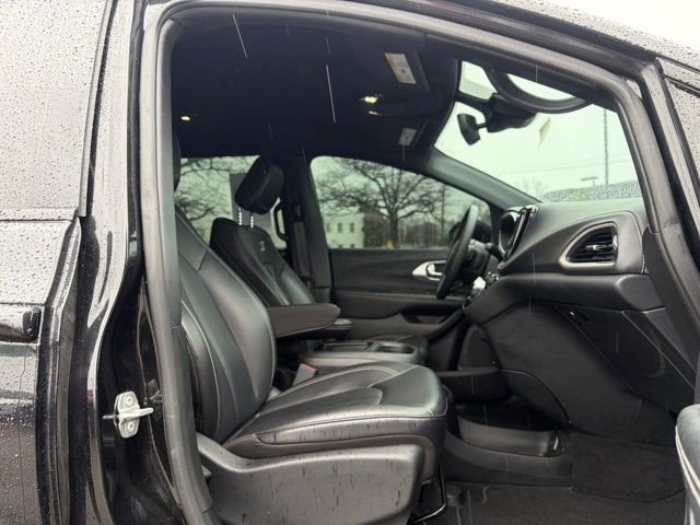 Used 2023 Chrysler Pacifica Touring-L w/ S Appearance Package image 10