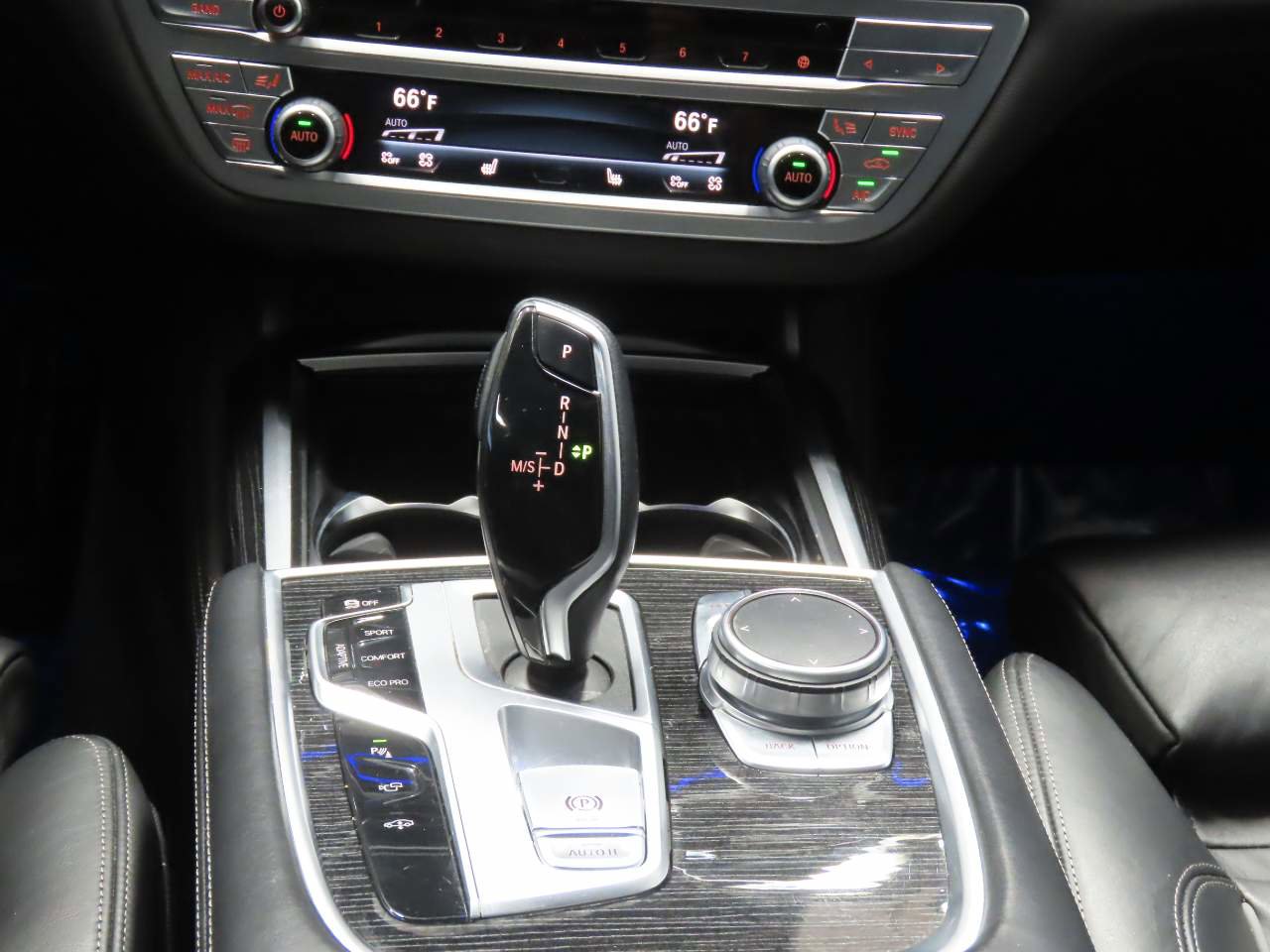 Used 2021 BMW 740i w/ M Sport Package RWD image 10