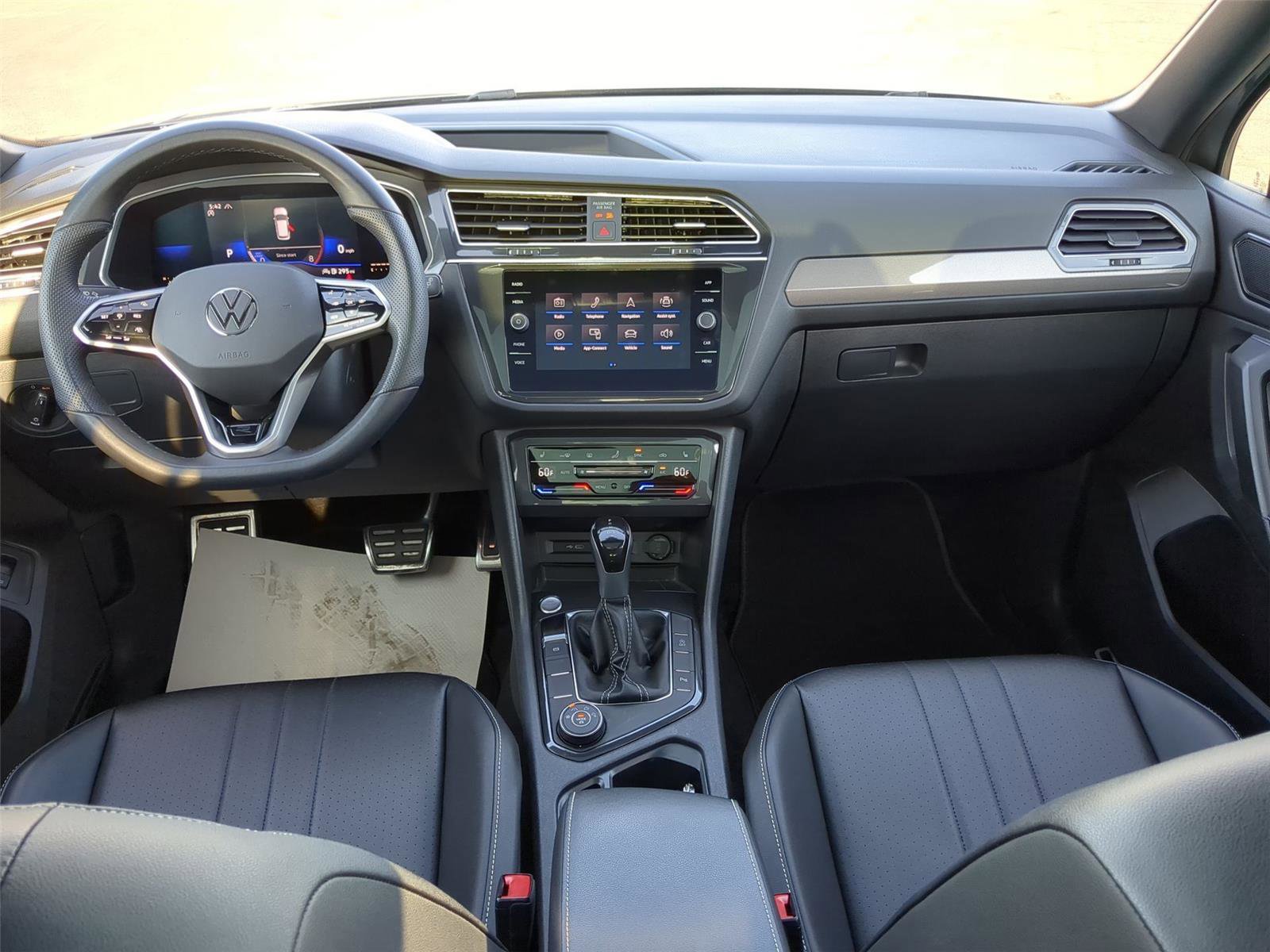 Used 2022 Volkswagen Tiguan SE R-Line image 11