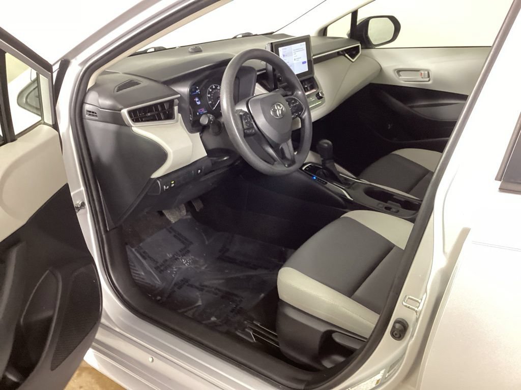 Used 2025 Toyota Corolla LE FWD image 27