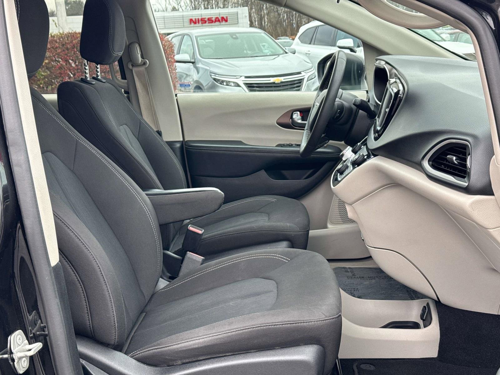 Used 2023 Chrysler Voyager LX image 24