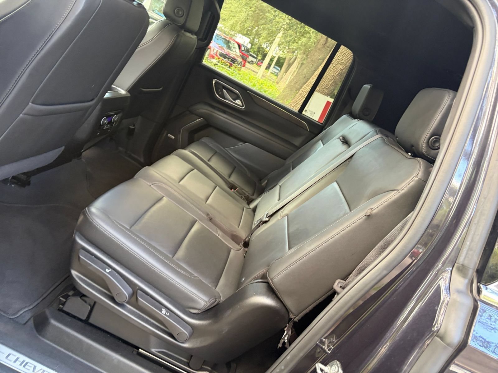 Used 2024 Chevrolet Suburban LT RWD image 40