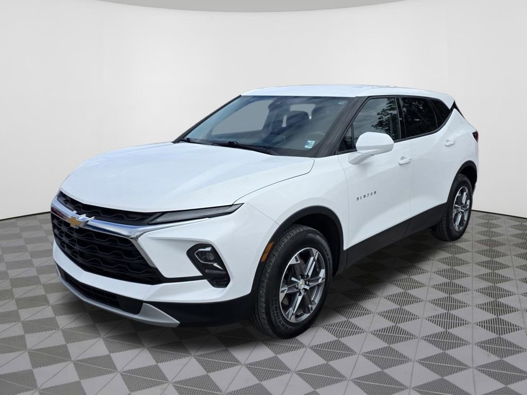 Used 2024 Chevrolet Blazer LT image 2
