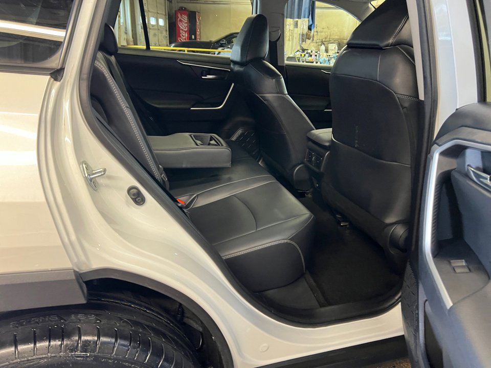 Used 2021 Toyota RAV4 XLE Premium image 33