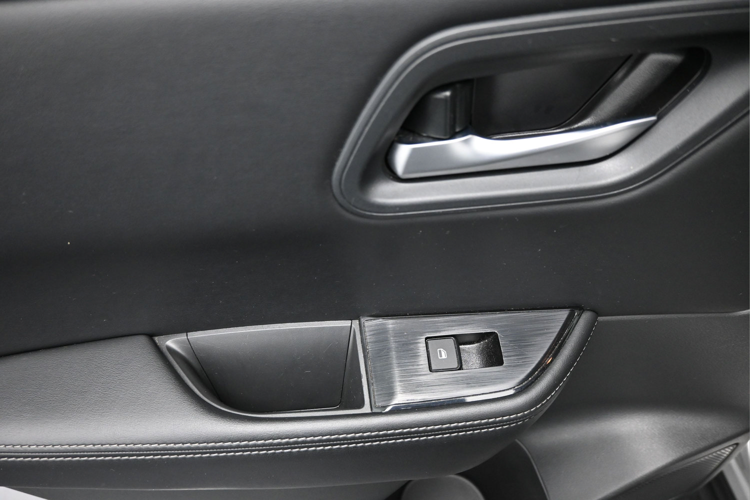 Used 2025 Nissan Rogue SV FWD image 12