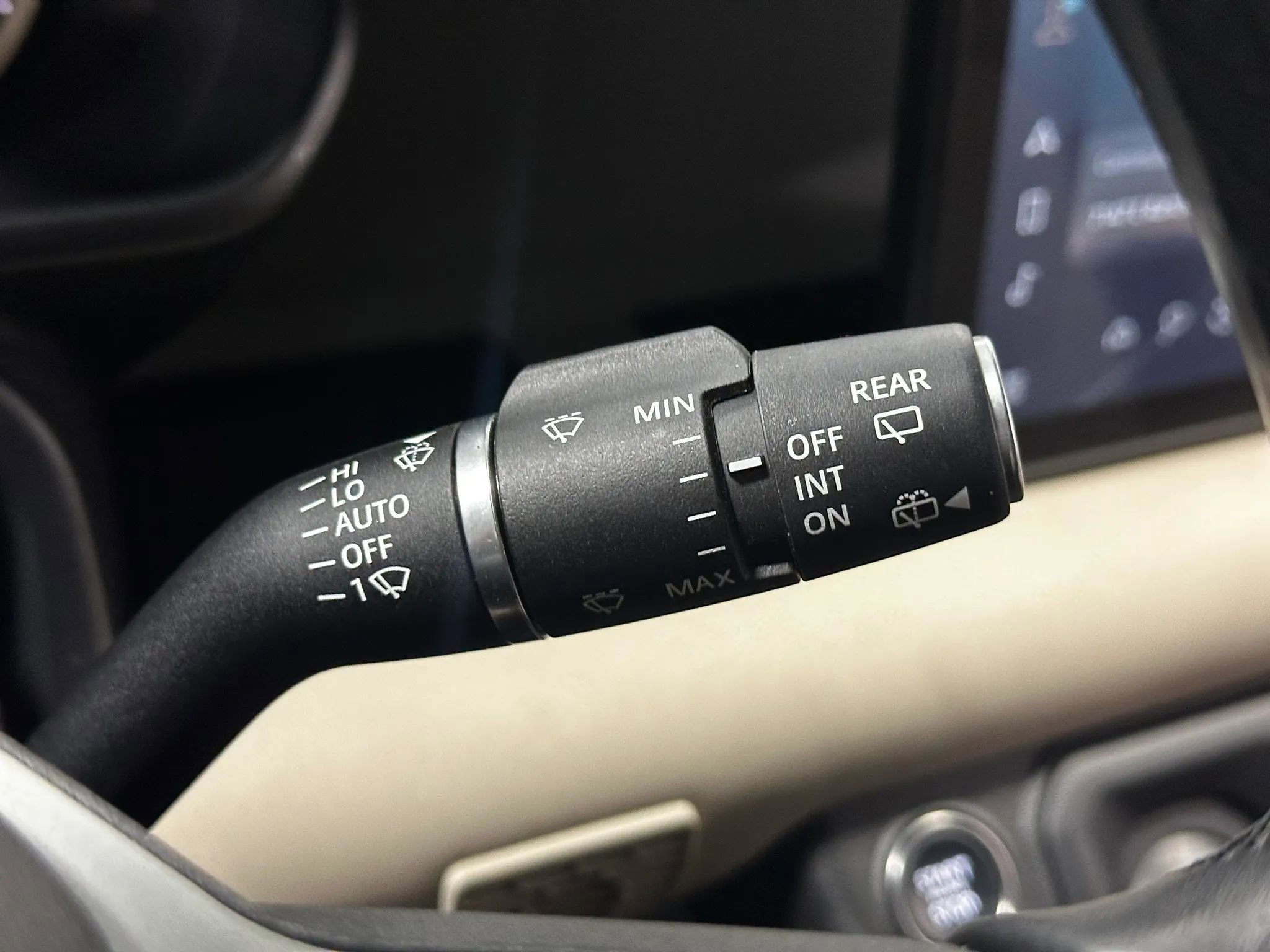 Used 2023 Land Rover Defender 90 X-Dynamic SE AWD/4WD image 31