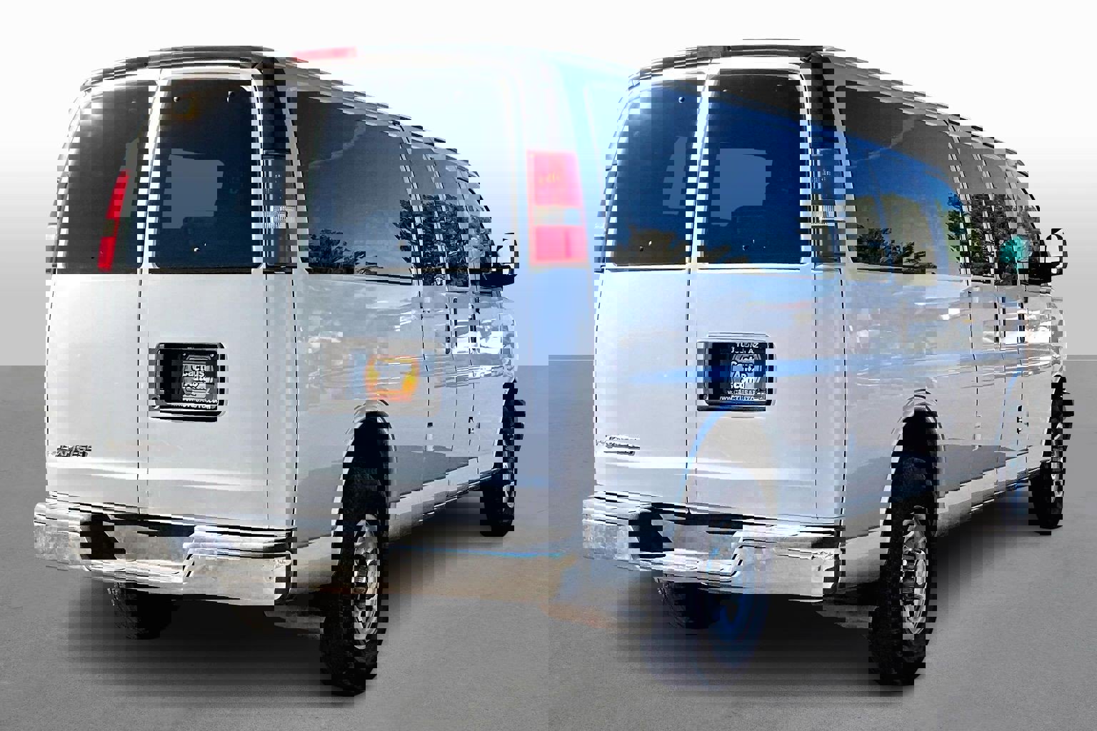 Used 2016 Chevrolet Express 3500 LT w/ LT Preferred Equipment Group image 2