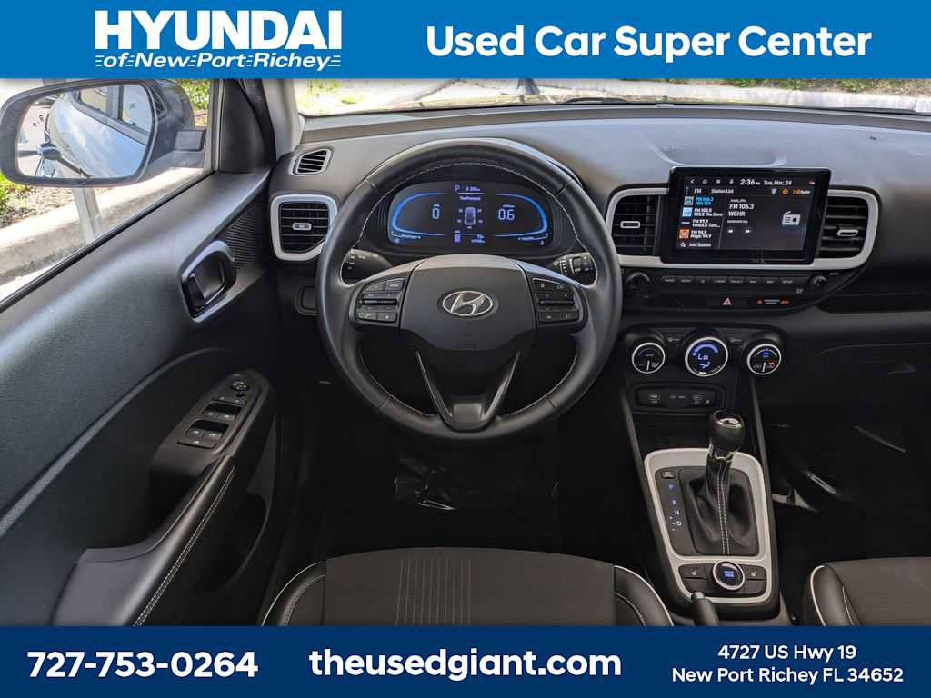 Used 2023 Hyundai Venue Limited image 16